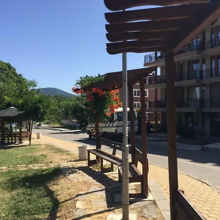 Sea & Garden Apartment- Port Tsarevo
